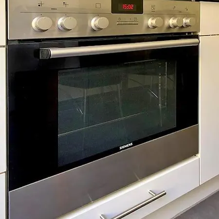 Comfort For One Guest With Shared Bathroom In Enge Near Centre & Zurich, July & August Only