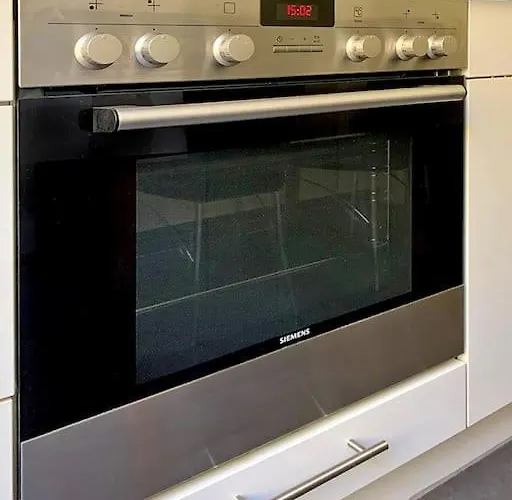 Comfort For One Guest With Shared Bathroom In Enge Near Centre & Zurich, July & August Only