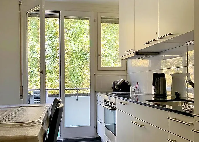 Comfort For One Guest With Shared Bathroom In Enge Near Centre & Zurich, July & August Only