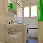 아파트 Comfort For One Guest With Shared Bathroom In Enge Near Centre & Zurich, July & August Only 취리히
